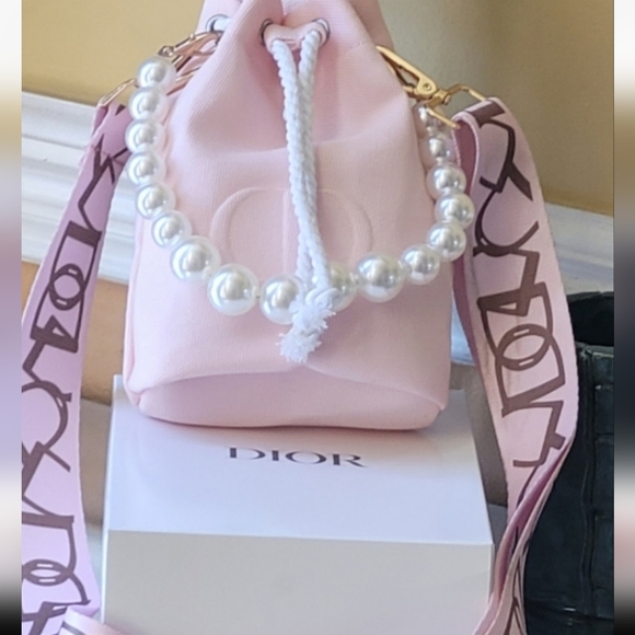 Dior - Picture 1 of 16